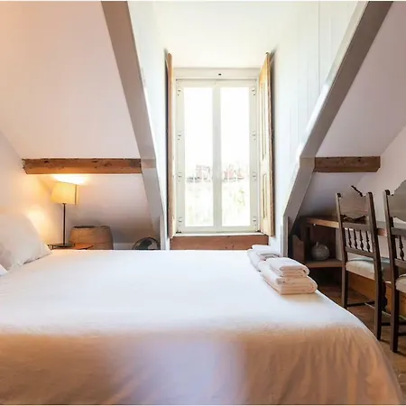 Charming Sunny Penthouse Apartment *