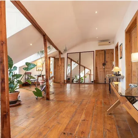 Charming Sunny Penthouse Apartamento