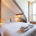 Charming Sunny Penthouse ליסבון