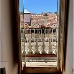 Charming Sunny Penthouse דירה *