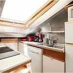 Charming Sunny Penthouse דירה ליסבון
